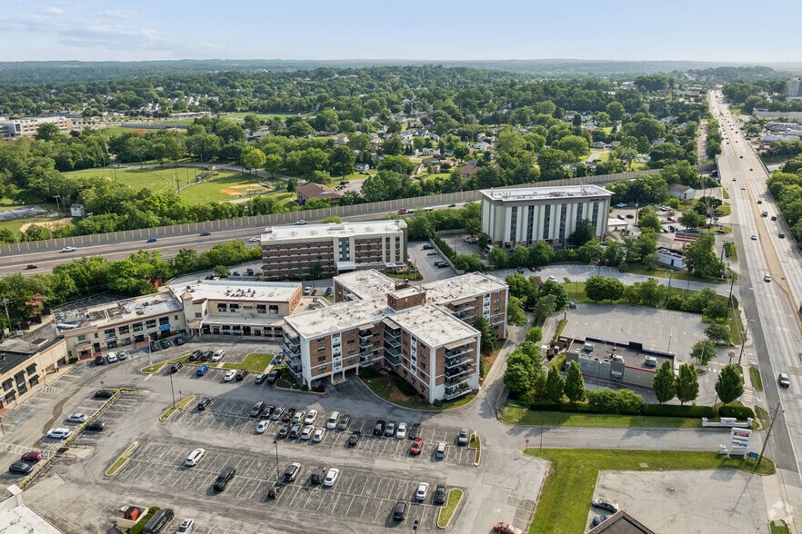 Aerial Photo - Courtside Square Apartments