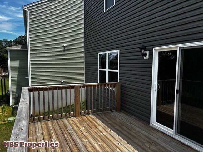 Building Photo - 935 Utopia Ln
