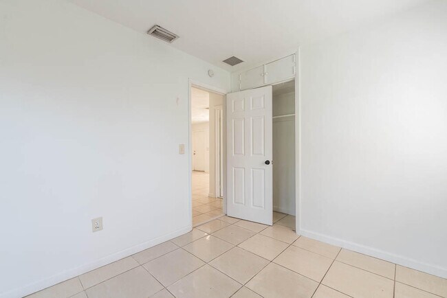 Building Photo - 314 E Gateway Blvd