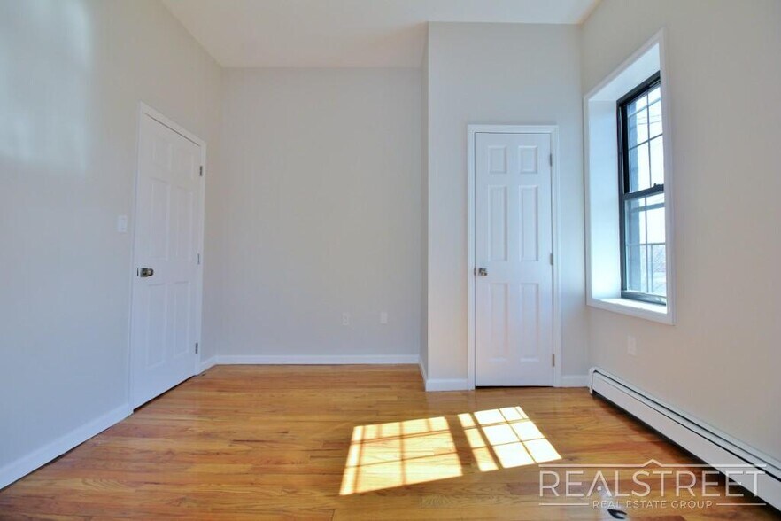 Building Photo - Renovated 3 BR with W/D! in Bed Stuy Townhouse