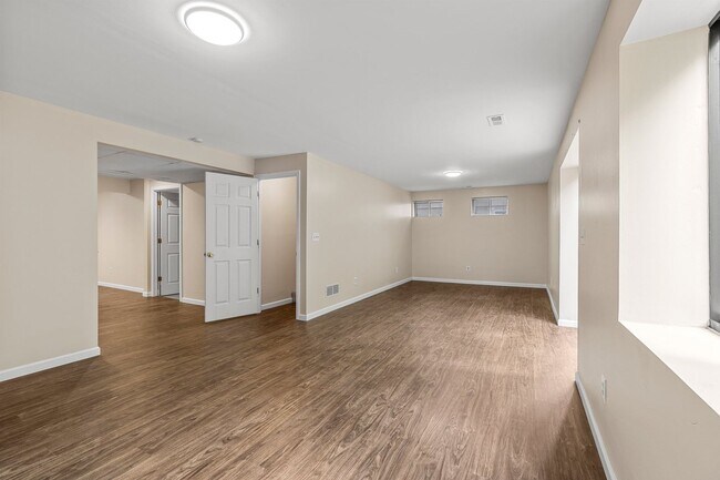 Building Photo - Omar Ct Duplex
