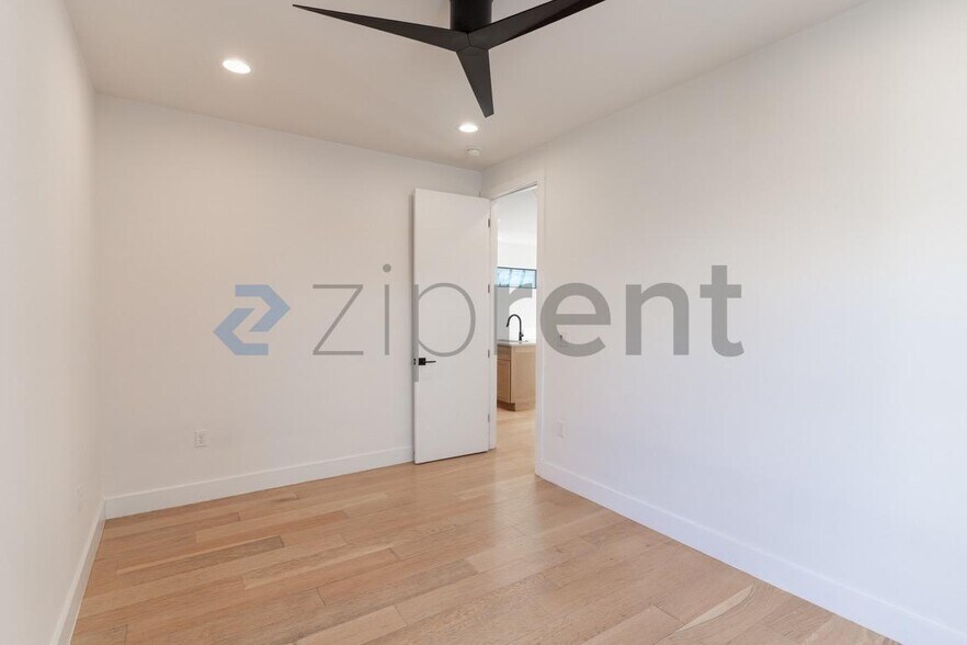 Building Photo - 2916 E 13th St