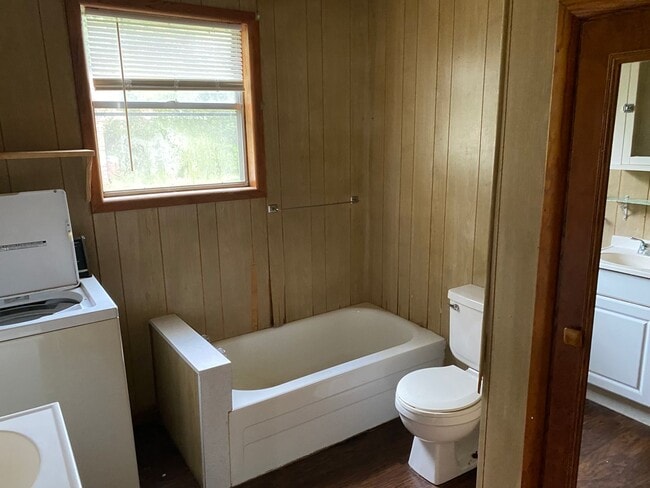 Building Photo - come look at this 2 bedroom 1 bathroom home