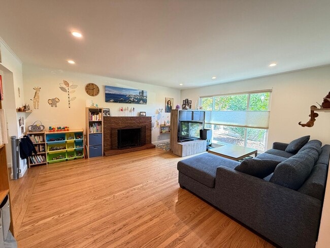 Building Photo - Spacious 5BD/2BA Home in San Carlos with S...
