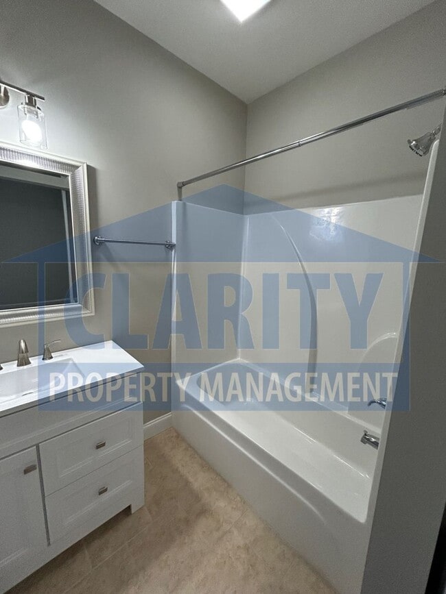 Building Photo - Modern townhome!