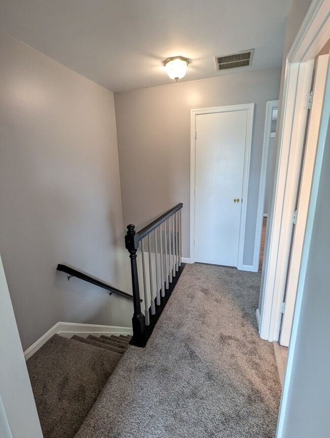 Building Photo - Beautifully maintained townhouse in establ...