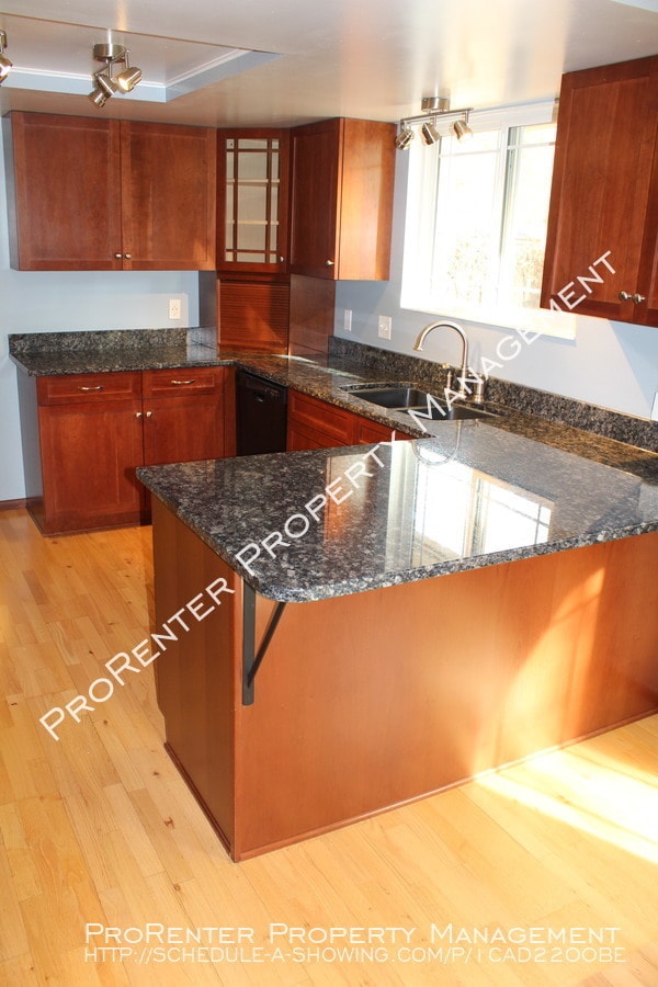 Building Photo - 1530 E Heather Cir