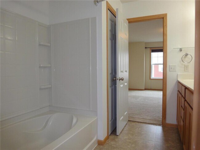 Building Photo - 11846 Emery Village Dr N