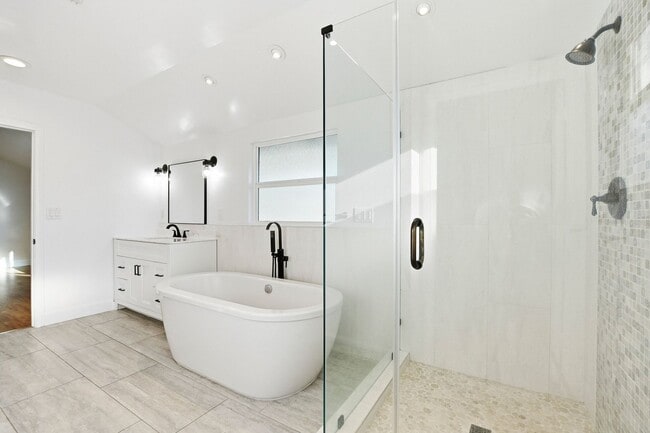 Building Photo - Fully Renovated Home in University City!