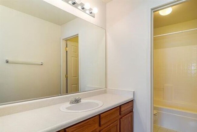 Building Photo - 3 Bedroom House in Cul-de-Sac in Northwest...