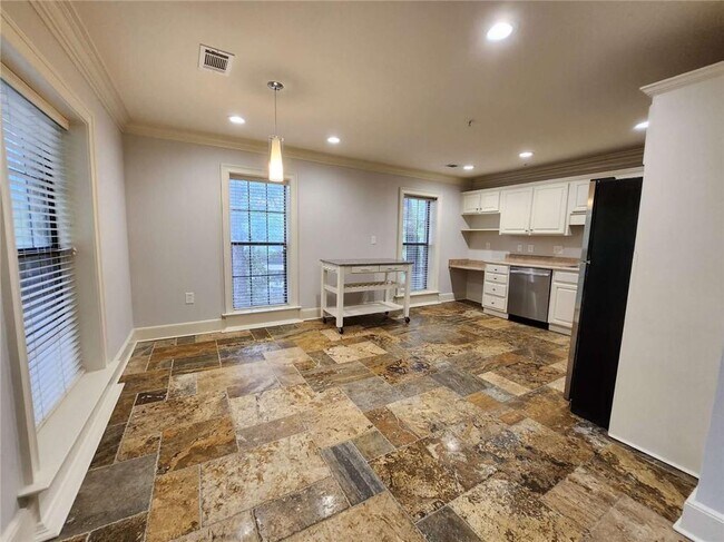 Building Photo - 27309 Plantation Dr NE