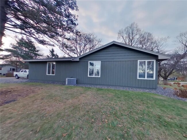 Building Photo - 820 Shenandoah Ln N