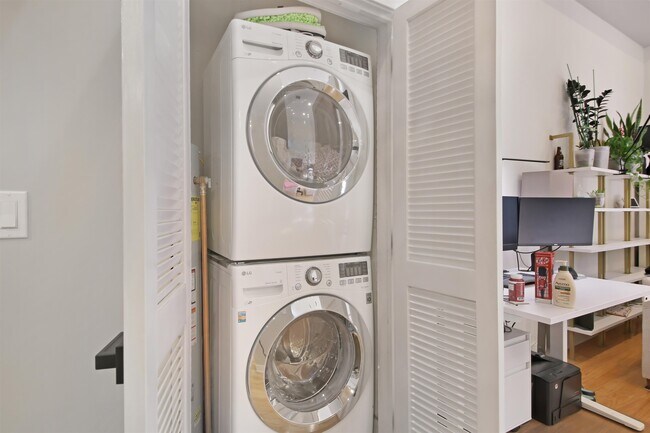 Building Photo - 61 Grand St