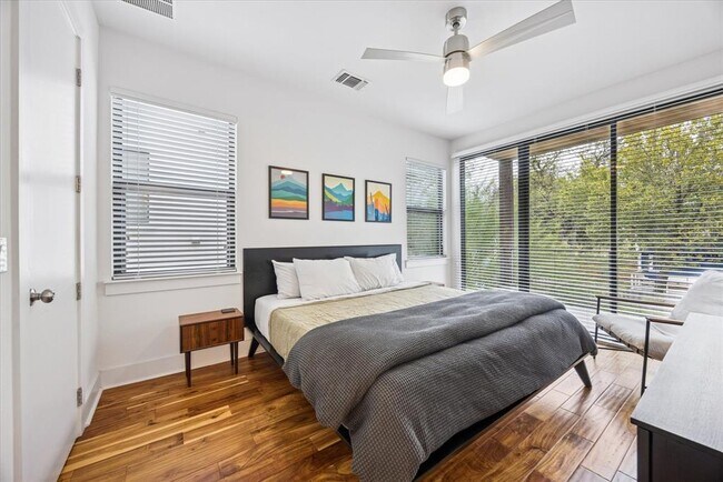 Building Photo - 1011 E 12th St