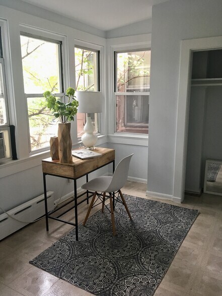 study nook - 825 Kentucky Ave SE