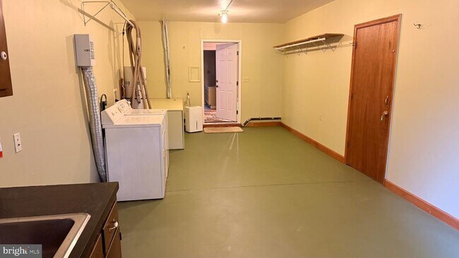 Building Photo - 3869 Midstate Rd