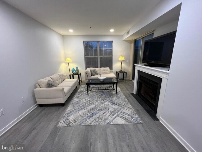 Building Photo - 1625 International Dr