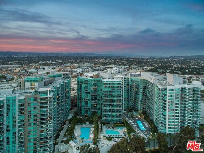Building Photo - 13700 Marina Pointe Dr