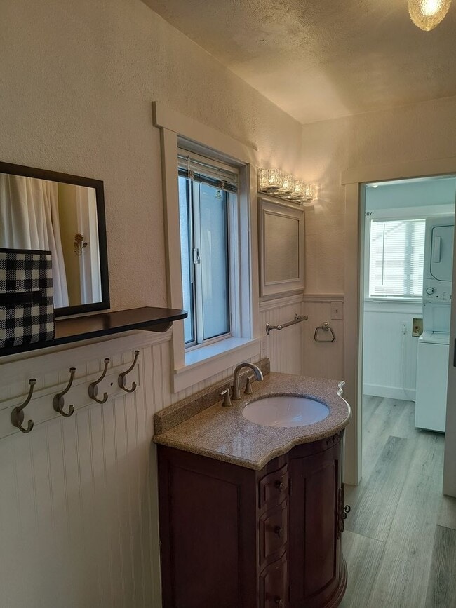 Building Photo - AVAILABLE NOW!!! 3 Bedroom in Roseville!