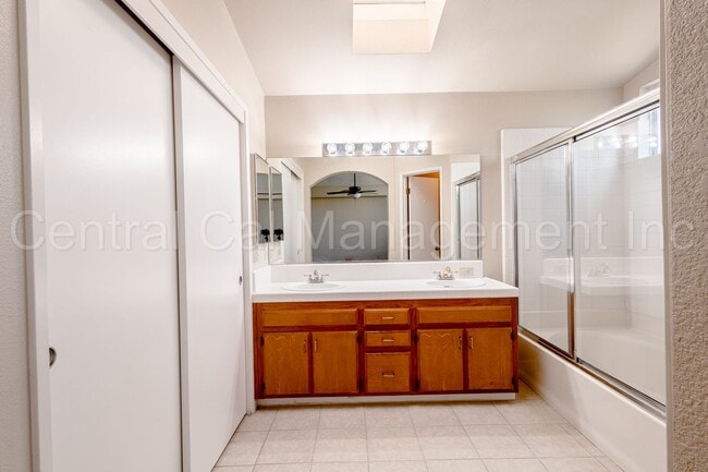 Building Photo - 3 Bedroom/2.5 Bath Home in Silver Creek - $2295 Per Month!