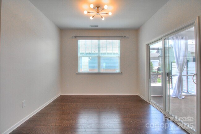 Building Photo - 3007 Silverwood Dr