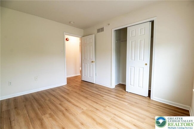 Building Photo - 955 King Way