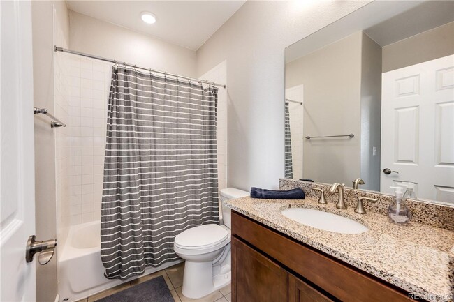 Building Photo - Lage & Beautiful 4 bedroom Townhome in Aurora