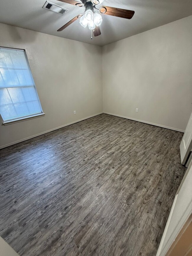 Building Photo - 3 bed, 2 bath, 1 car garage House