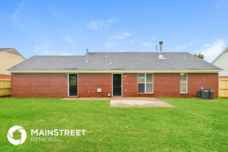 Building Photo - 10676 Oak Cir N