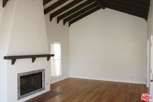 Building Photo - 418 S Roxbury Dr