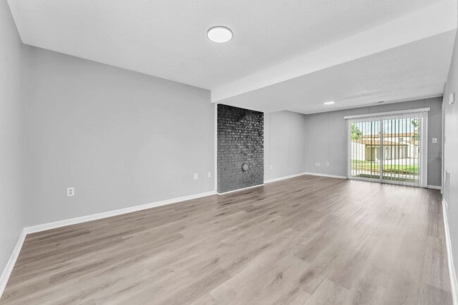 Building Photo - *NEWLY RENOVATED* 2 Bedroom Townhouse in D...