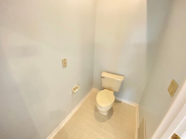 Building Photo - 3708 Molona Dr