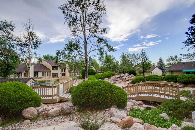 Building Photo - Charming home with Golf Course Views!!!
