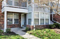 Building Photo - Large 2 Bedroom 2 Bath Ground Floor Condo ...