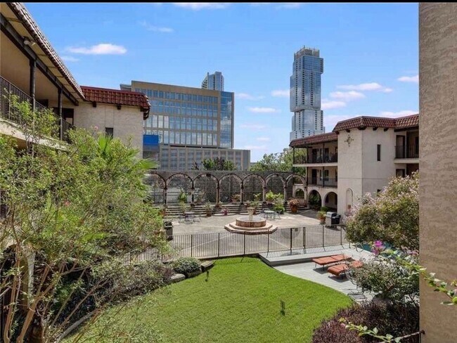 Building Photo - 505 W 7th St