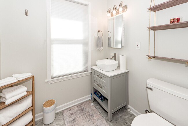 Building Photo - 3 BD 2.5 Bath Charming Home