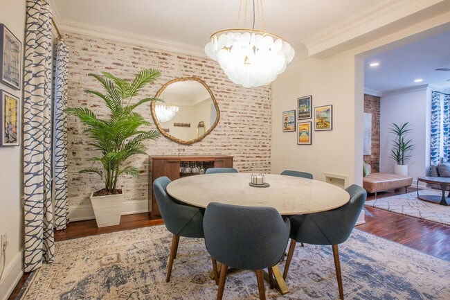 Building Photo - Stunning 2 BR/2 BA Condo in Dupont Circle!