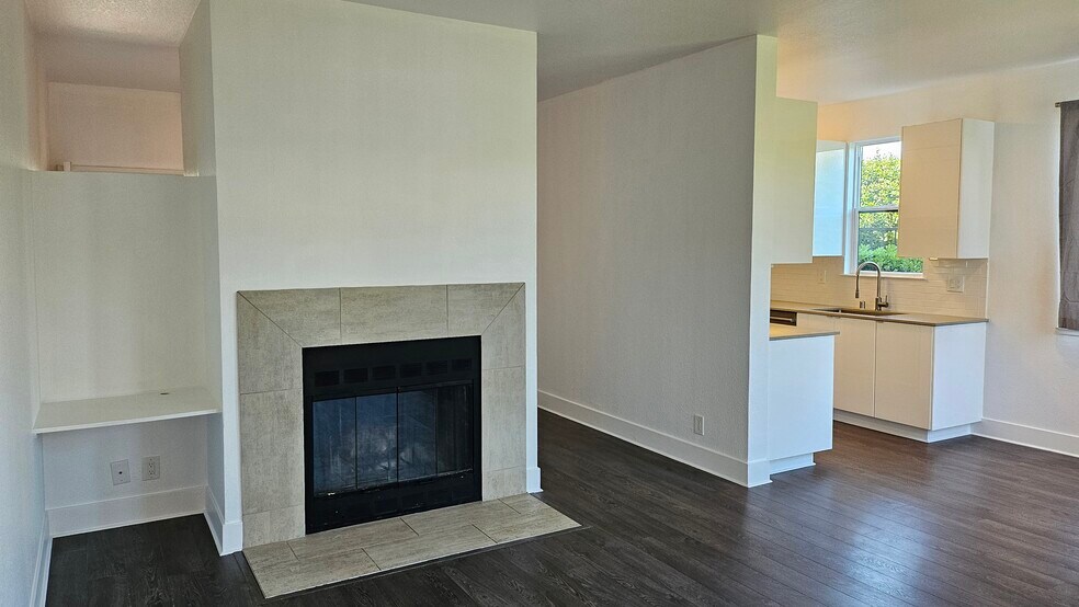 Building Photo - 245 Lakeshore Ct