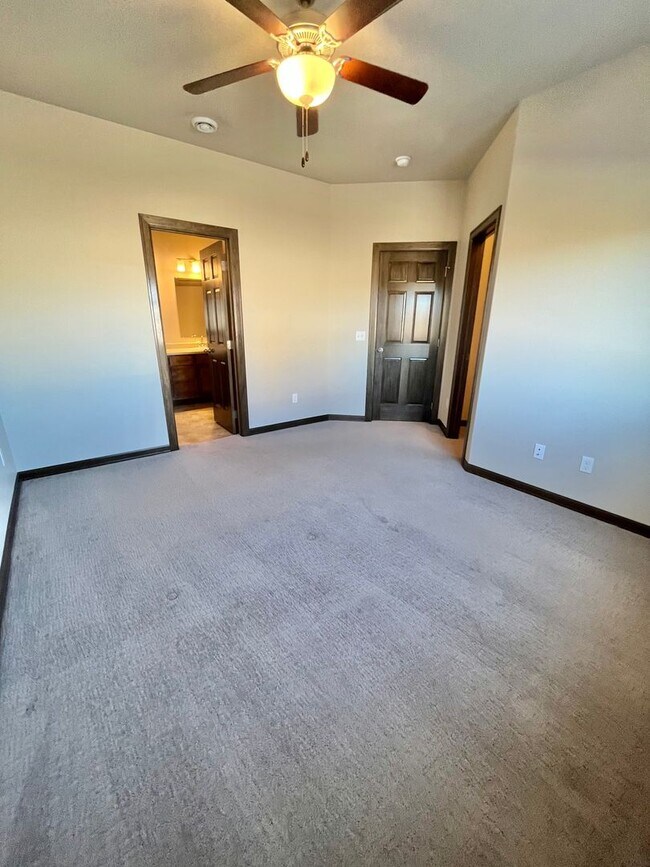 Building Photo - 3 Bed/2.5 Bath Townhome For Rent!