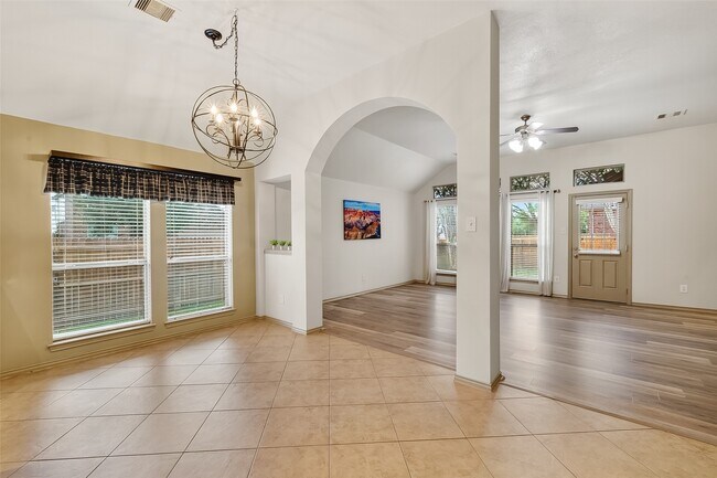 Building Photo - 2826 Lakecrest Forest Dr