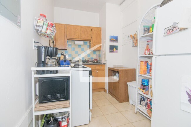 Building Photo - Unique and 'DePent' Allston Apartment