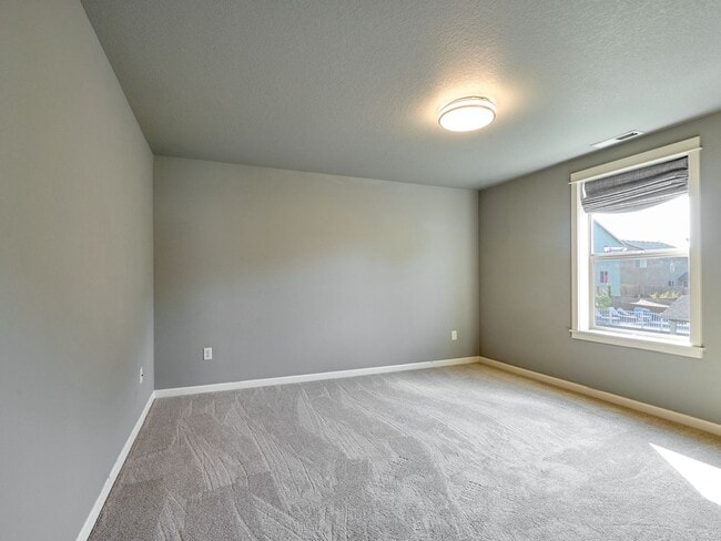 Building Photo - Beautiful 4 bedroom/2.5 Bath Home On Large...