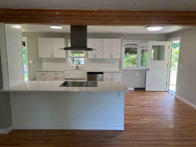 Kitchen - 332 W Greta Ave