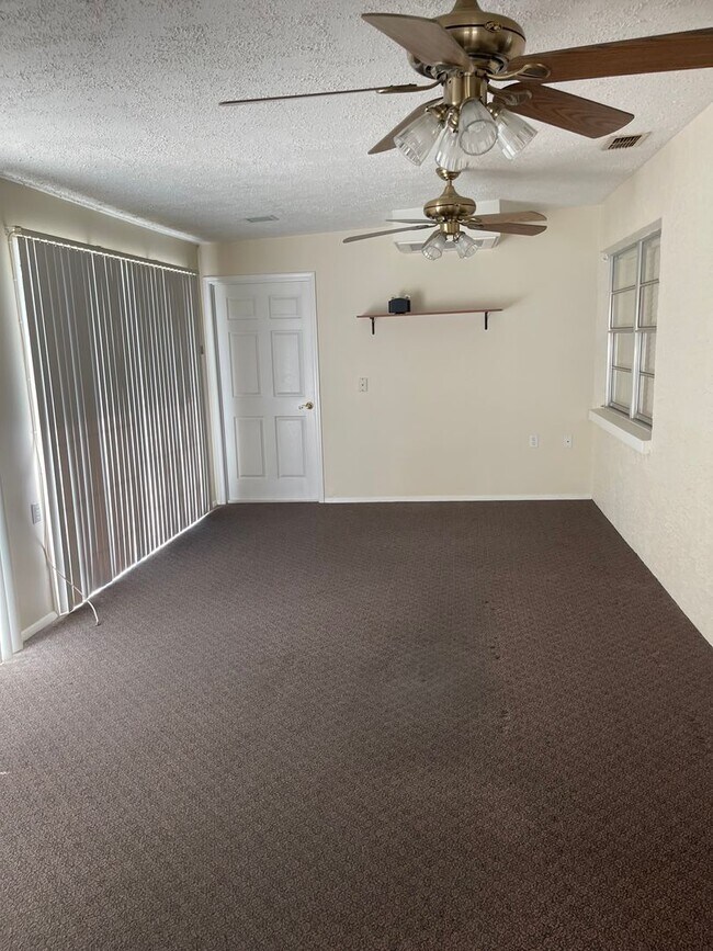 Building Photo - Spacious 3  Bedroom plus Den 3.5 baths 2 car plus golf cart garage in Timber Pines