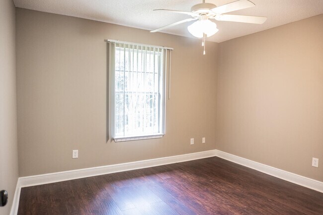 Building Photo - 211 Foxchase Way