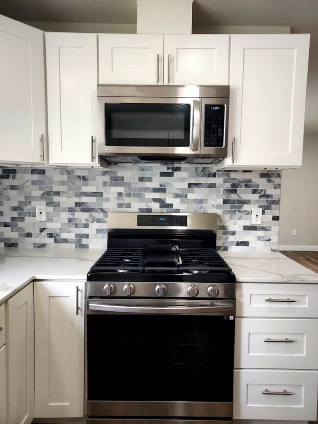 Building Photo - 2 Story Remodeled Single-Family Home in Po...