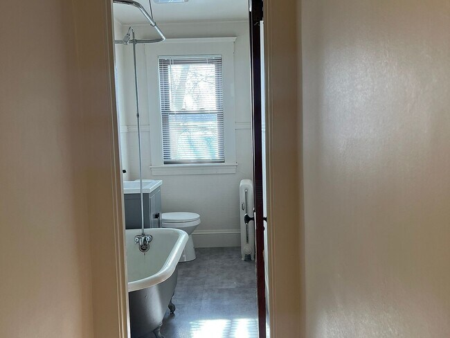 Building Photo - 248 N Main St