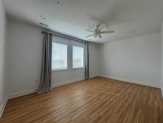 Building Photo - 120 N Lake Park Blvd