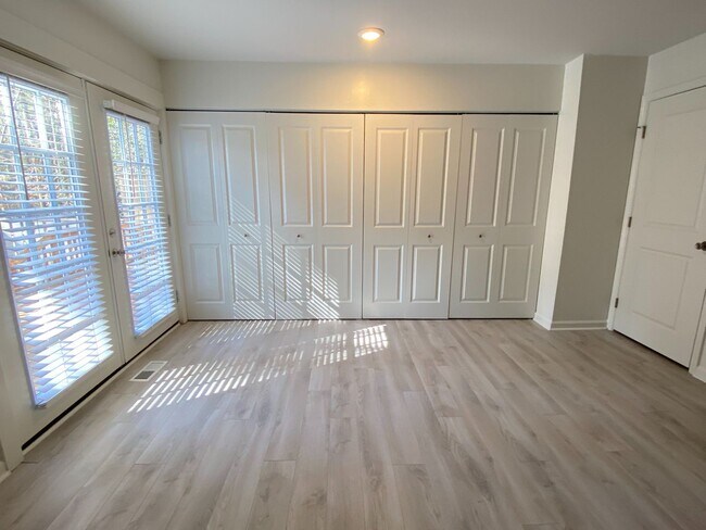 Building Photo - 838 Green Ridge Dr