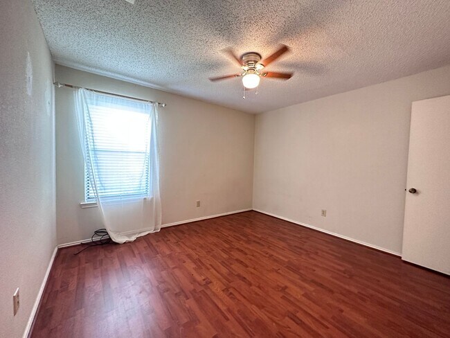 Building Photo - Minutes to COSTCO, great Location!